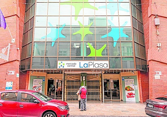 Acceso al mercado de La Plasa desde la calle Azorín en una imagen de archivo.