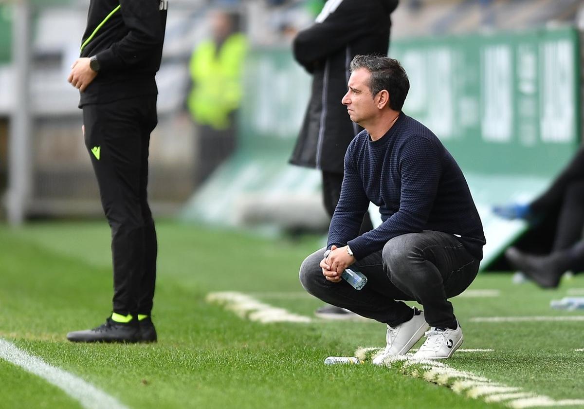 Jandro Castro, observando el desarrollo del juego, este sábado.