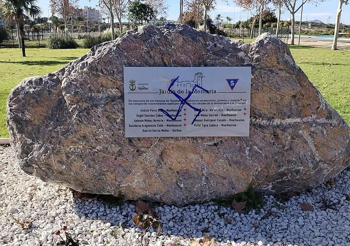 Esvástica pintada sobre la placa del Jardín de la Memoria de Águilas.
