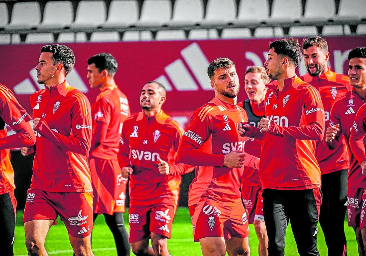 La plantilla del Real Murcia, durante un entrenamiento en el estadio Enrique Roca, preparando el partido ante el Antequera.