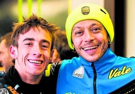 Pedro Acosta junto a Valentino Rossi.