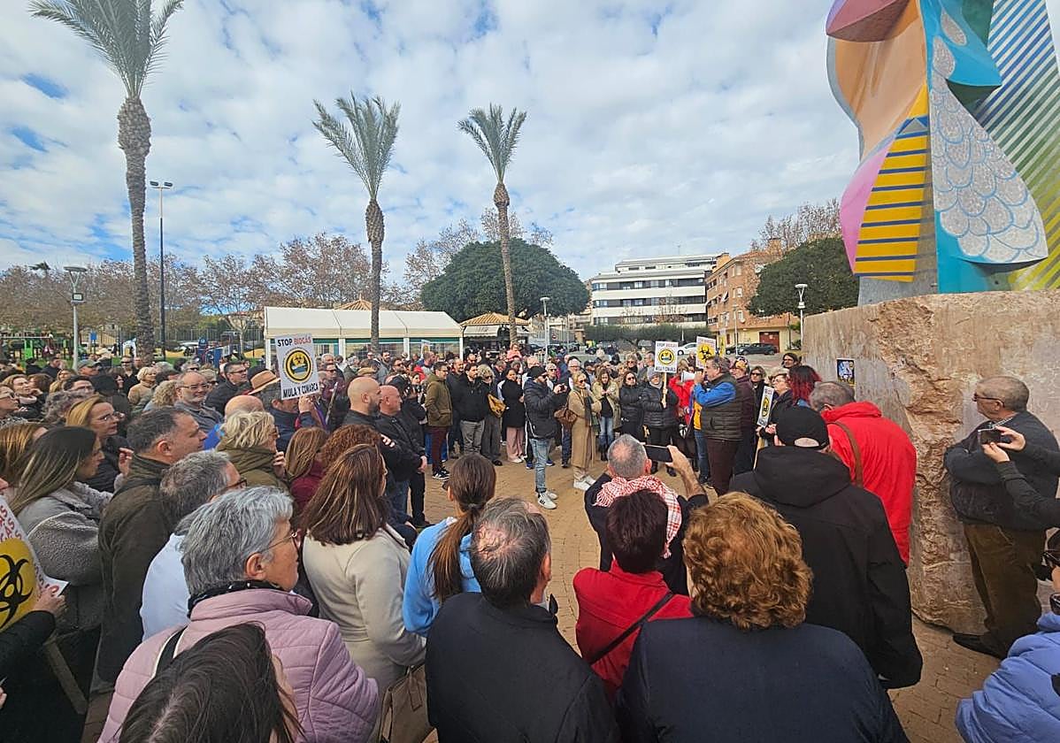 Protesta contra el proyecto de una planta de biogás en Mula, este domingo.