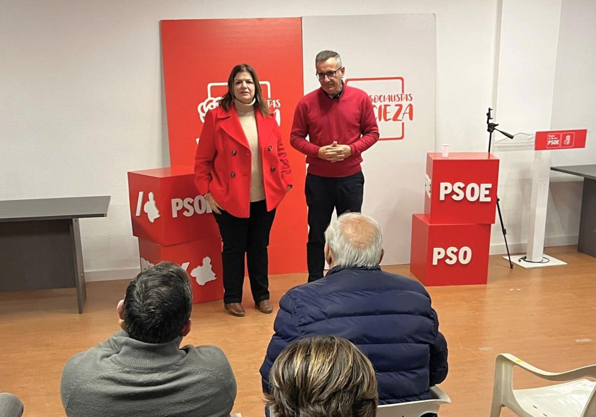 Visita de Conesa a la sede de los socialistas de Cieza.