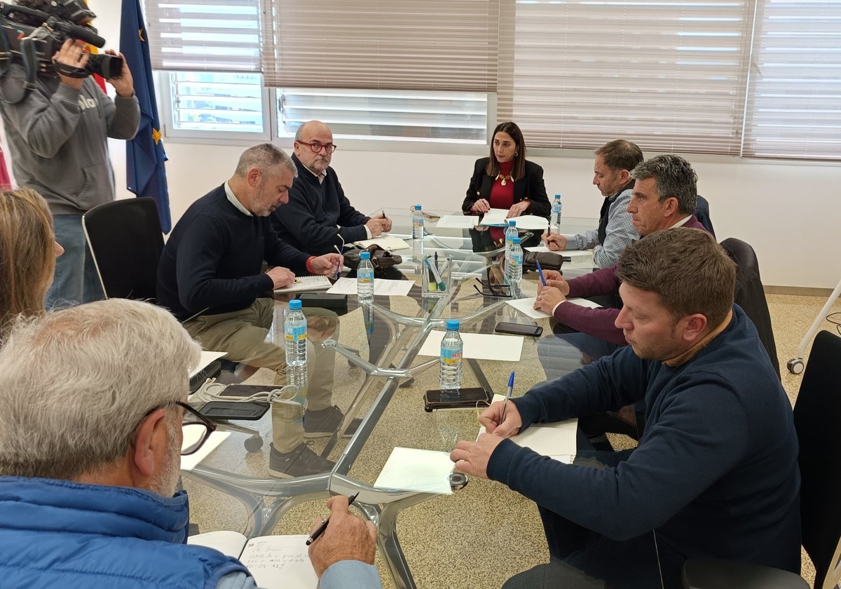 Reunión de la consejera Sara Rubira con las organizaciones agrarias, ayer, por la situación del secano.