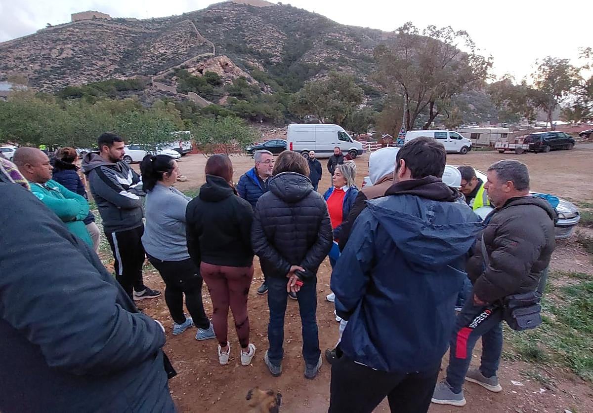 Un técnico municipal habla con los vecinos que evitaron el derribo, en La Algameca Chica.