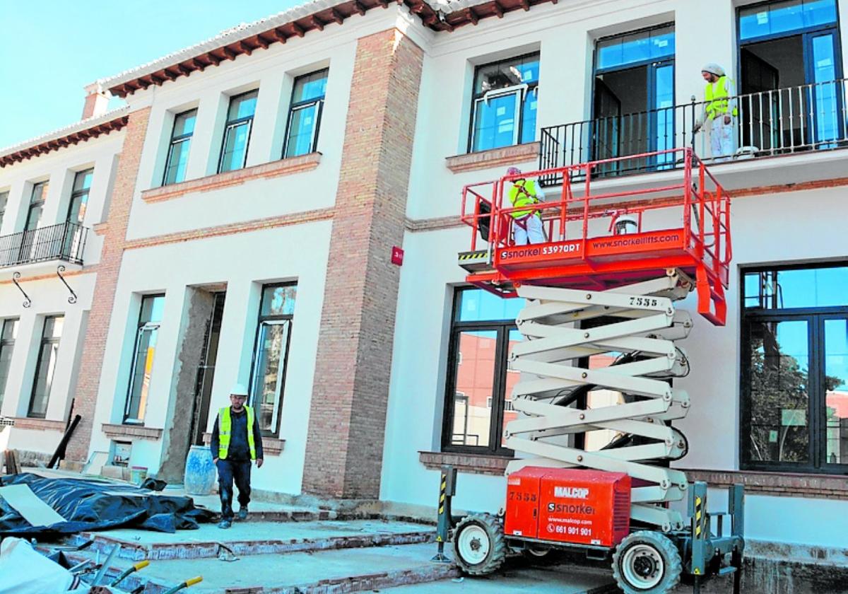 Obreros ultimando los trabajos en la nueva fachada del 'Miguel Medina'.