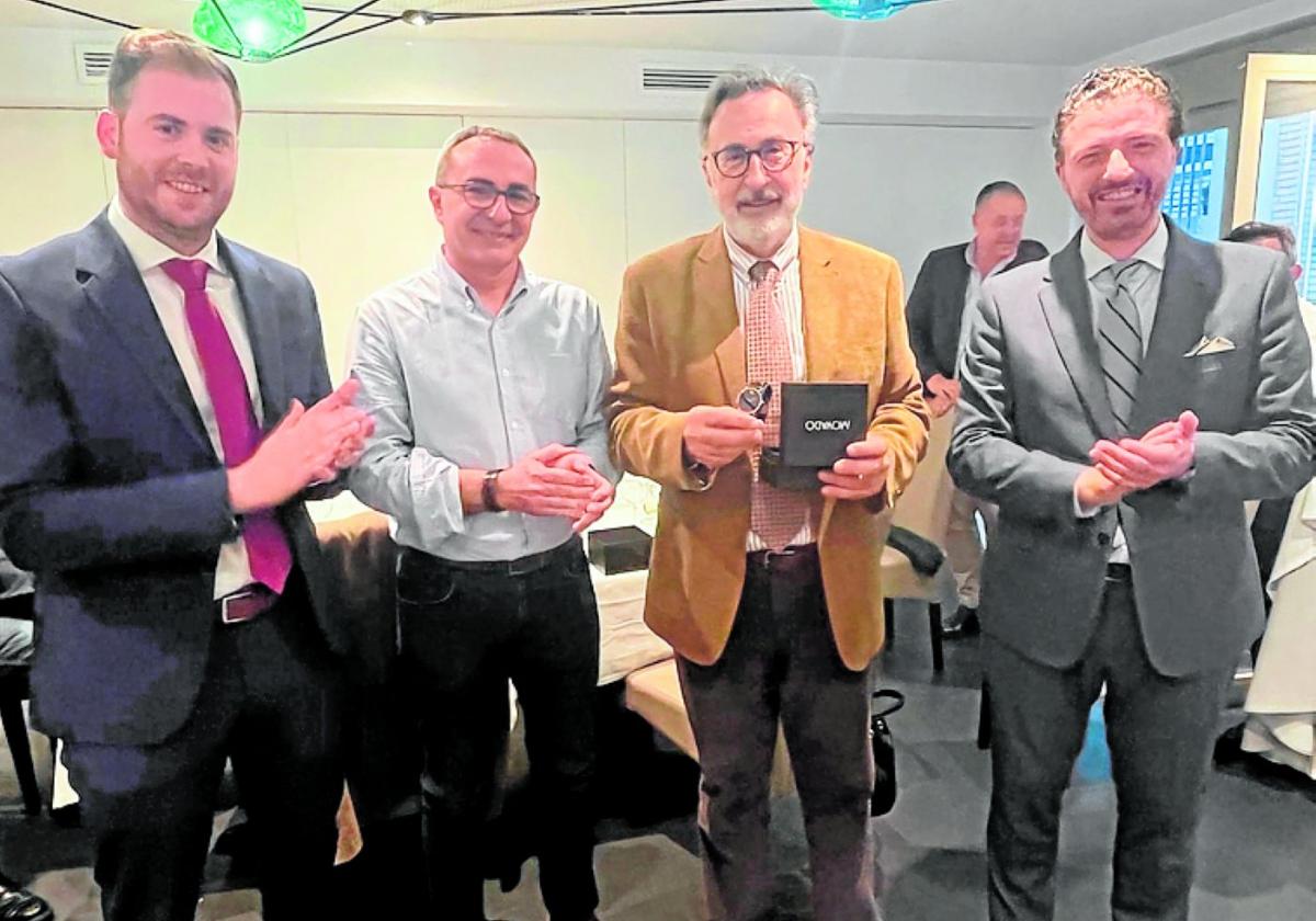 Horacio Sánchez (3i), tras recibir el homenaje, junto a Federico Miralles (1i) Francisco Espín (2i) y Alfonso Hernández.