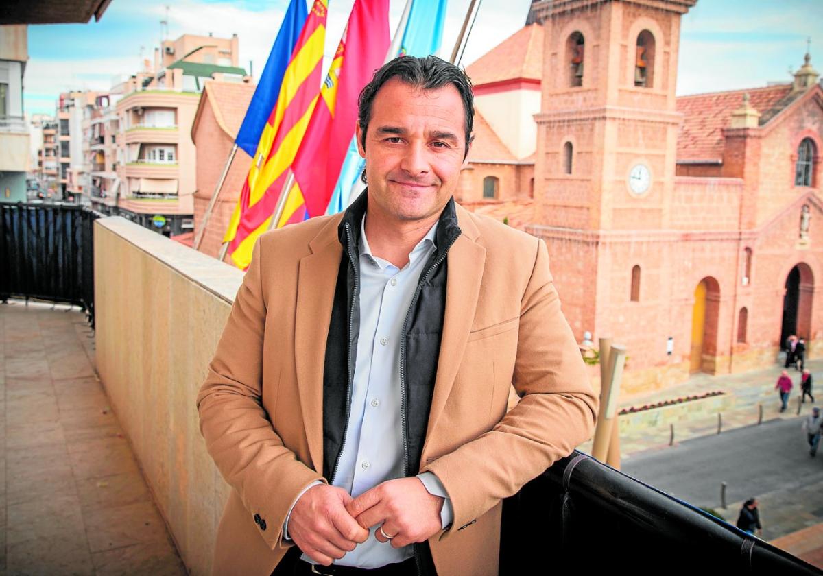 Eduardo Dolón, en el balcón del Ayuntamiento, frente a la plaza de la Constitución y la iglesia de la Inmaculada.