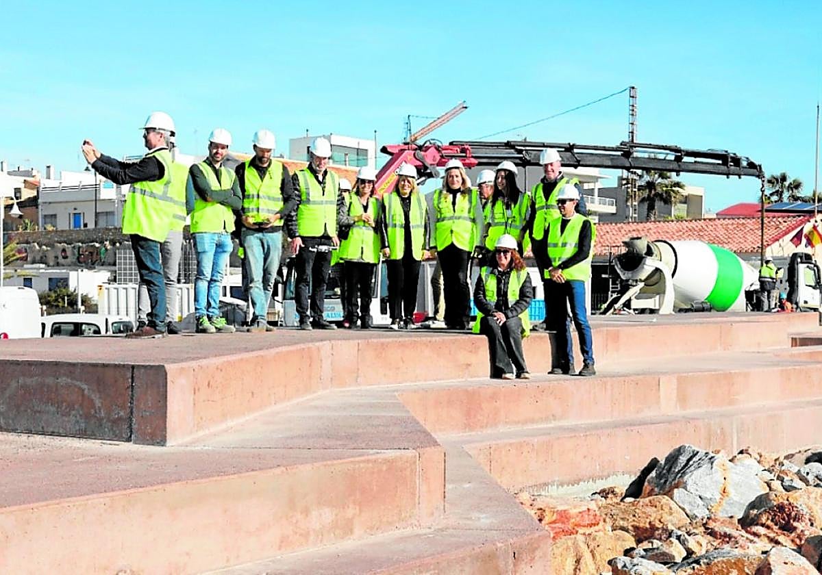 Arroyo y la edil Beatriz Sánchez, con la comisión de la Secretaría de Estado de Turismo en Cabo de Palos.