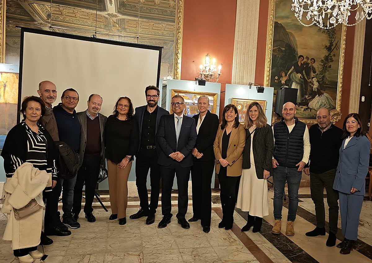 Imagen secundaria 1 - Asistentes a la charla en el Casino.
