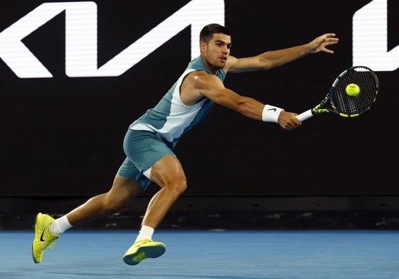 Carlos Alcaraz golpea la pelota en el Open de Australia.