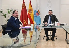 El alcalde de Los Alcázares, Mario Pérez Cervera, y el presidente de la Comunidad, Fernando López Miras, este lunes.