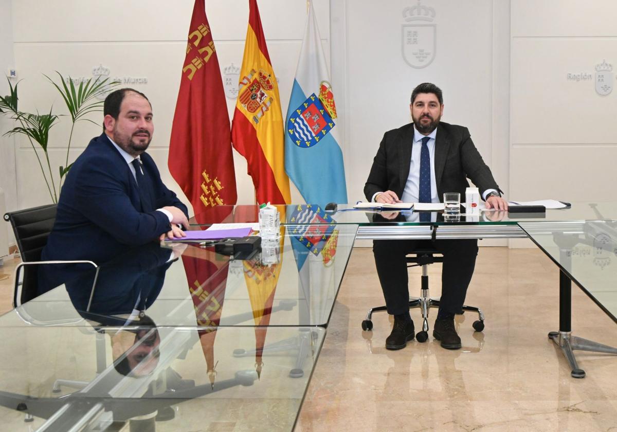 El alcalde de Los Alcázares, Mario Pérez Cervera, y el presidente de la Comunidad, Fernando López Miras, este lunes.