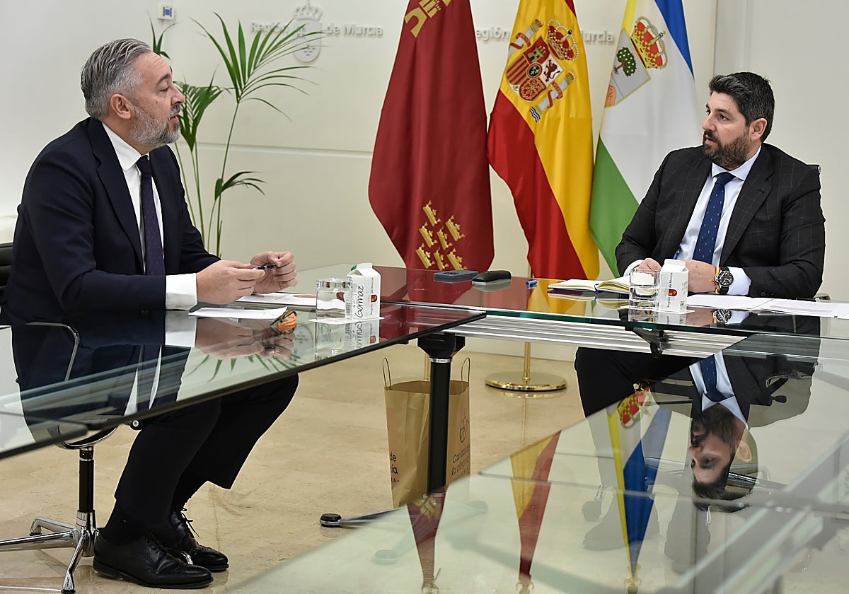 Víctor Martínez y Fernando López Miras, este lunes en Murcia.