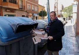 El concejal delegado de Limusa deposita cartones en el contenedor azul.