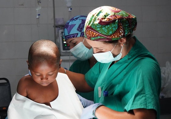 Una sanitaria de la ONG atiende e un niño en Madagascar.