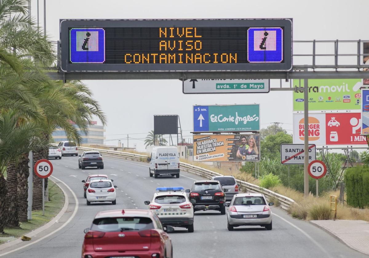 Panel informativo de Ronda Sur, en el que se comunica a los conductores de la activación del aviso preventivo por contaminación, en una imagen de archivo.