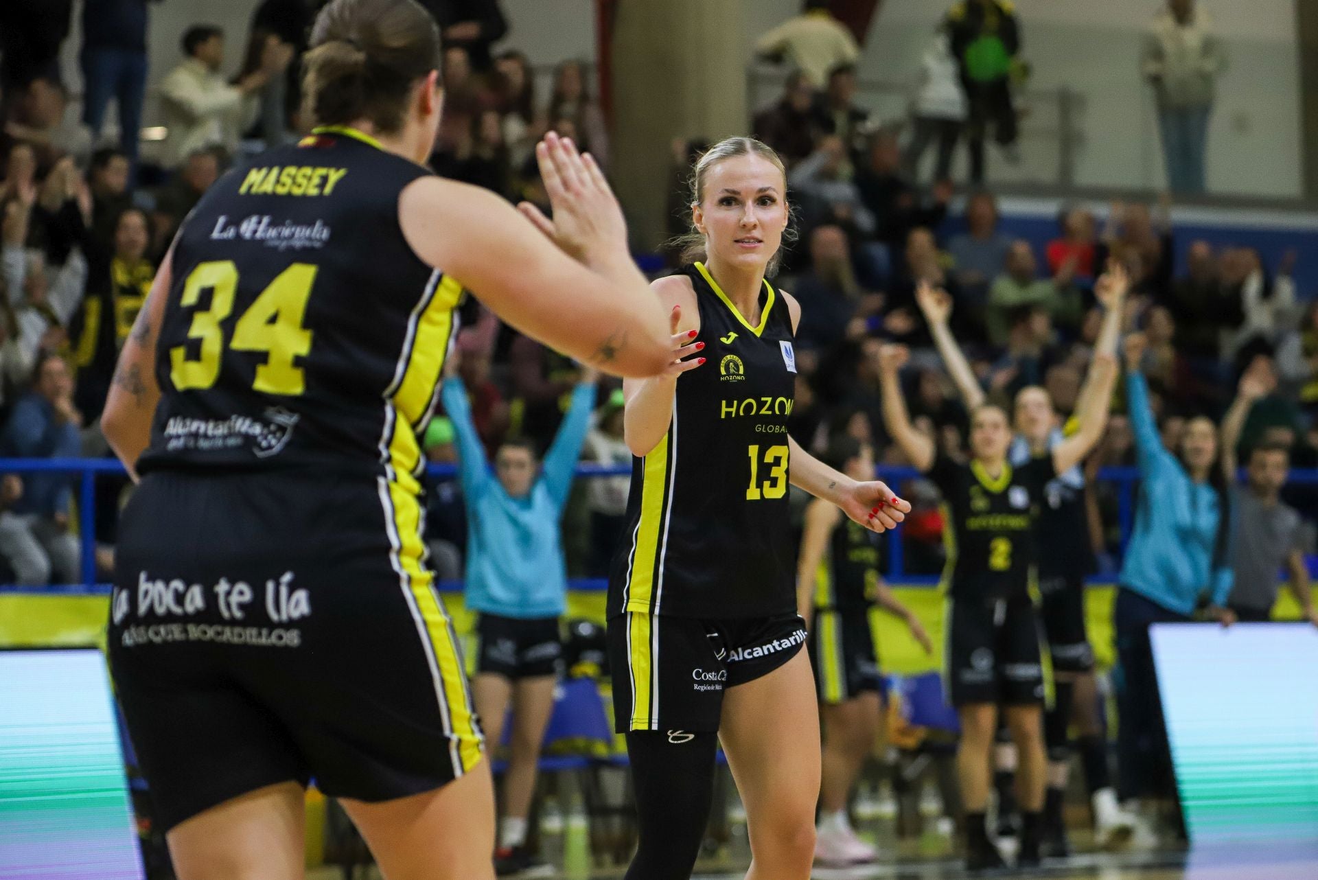 Petra Holešínská y Billie Massey, en un partido esta temporada.