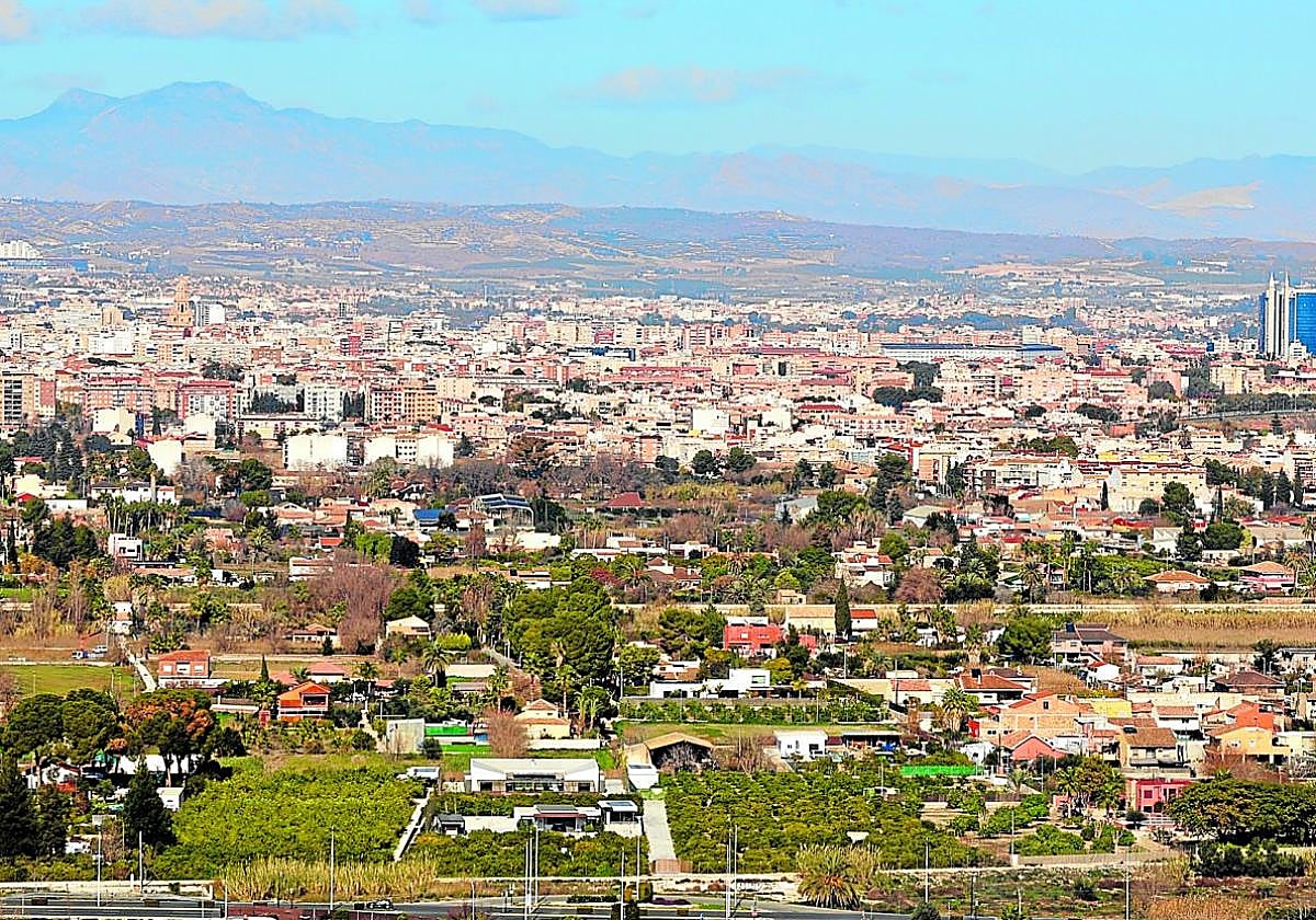 Imagen panorámica de la ciudad de Murcia, tomada desde la zona sur, con las torres JMC (d) y la Catedral (i), como grandes referencias.