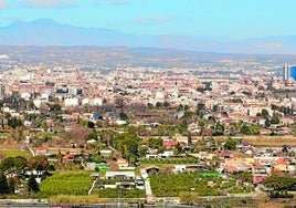 Imagen panorámica de la ciudad de Murcia, tomada desde la zona sur, con las torres JMC (d) y la Catedral (i), como grandes referencias.