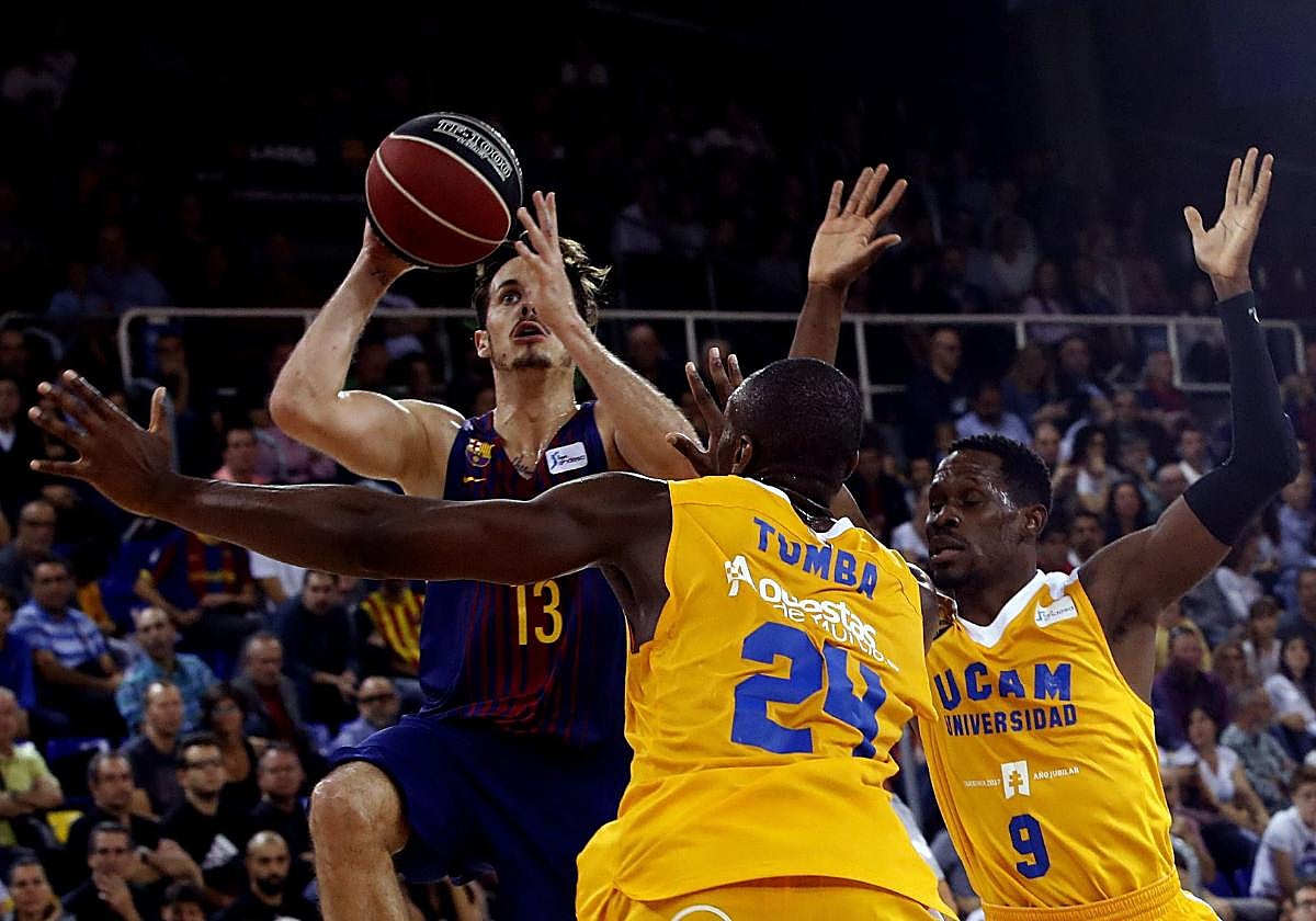 Heurtel lanza a canasta ante Tumba en el único Barça-UCAM disputado en el Palau con victoria murciana.