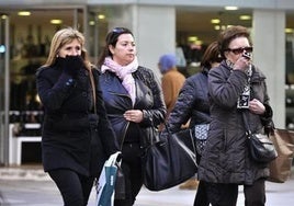 Varias personas se protegen del frío por las calles de Murcia, en una imagen de archivo.