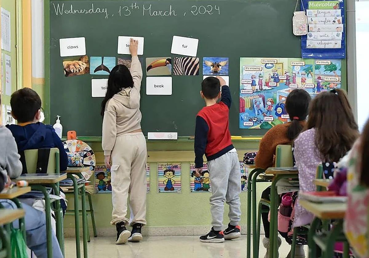 Varios alumnos estudian inglés en un colegio de la Región de Murcia, en una imagen de archivo de 2024.