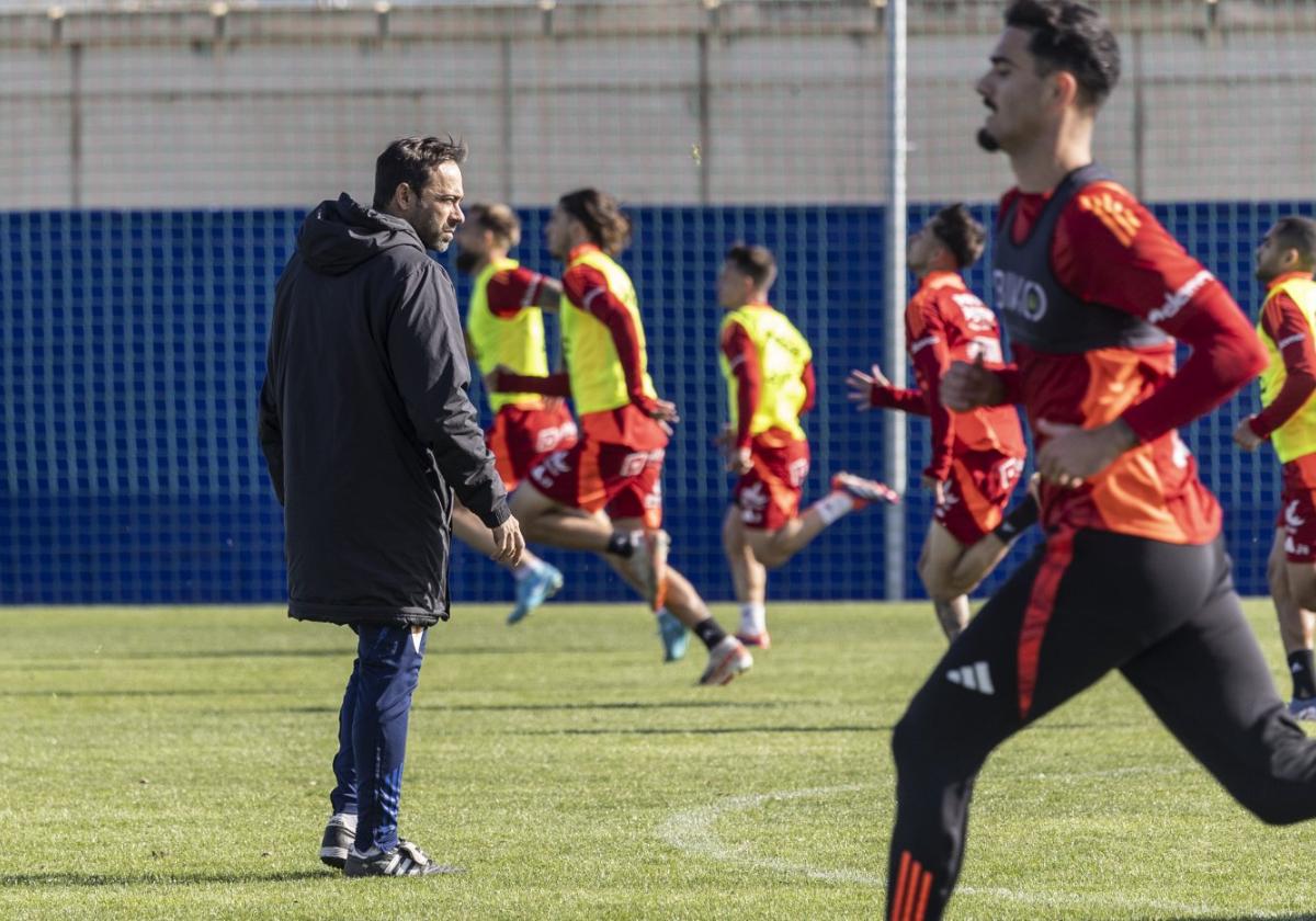 El técnico Fran Fernández, en el centro de la imagen, en un entrenamiento del Real Murcia realizado en el complejo Pinatar Arena de San Pedro.