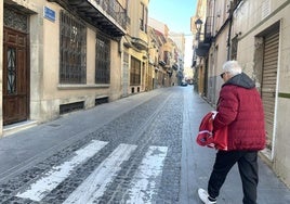 Un vecino, ayer, en la calle San Sebastián, una de las arterias principales del casco histórico de Cieza.