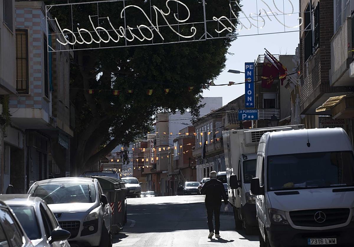 Un vecino pasea por la calle Hermano Pinzón de San Antón.