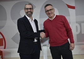 Francisco Lucas y Diego Conesa se saludan antes del comienzo del debate.