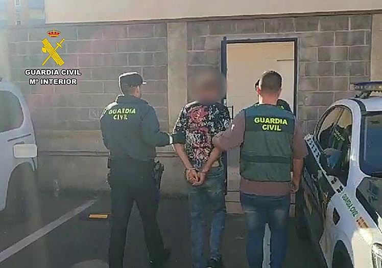 El arrestado siendo conducido a dependencias policiales.
