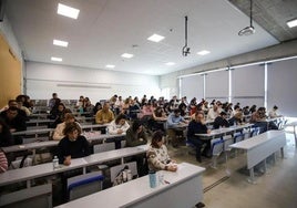 Varias personas hacen un examen de unas oposiciones en la Región de Murcia, en una imagen de archivo.