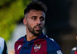 Óscar Clemente, con la camiseta del Levante.