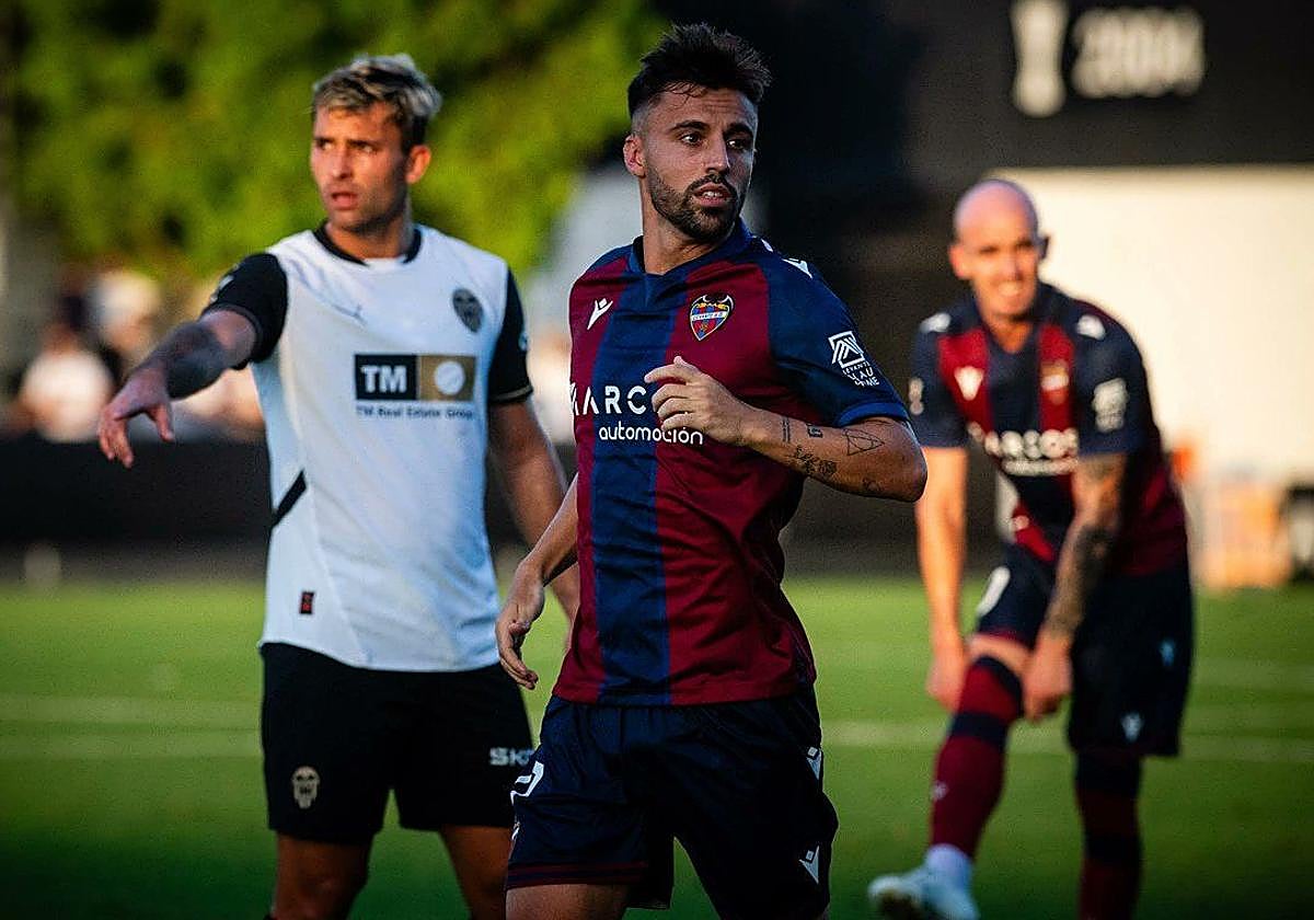Óscar Clemente, con la camiseta del Levante.