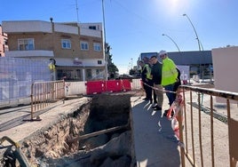 Autoridades y técnicos visitan una de la zona de obras, ayer.