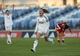 Eva Navarro celebrando su primer gol con la camiseta del Real Madrid, el pasado domingo en Valdebebas.