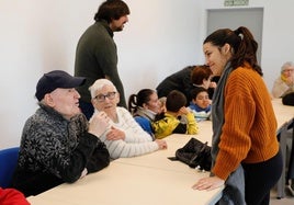 Alumnos del IES Bartolomé Pérez Casas y del colegio San Cristóbal interactúan con los mayores en el programa 'Vidas que es unen'.