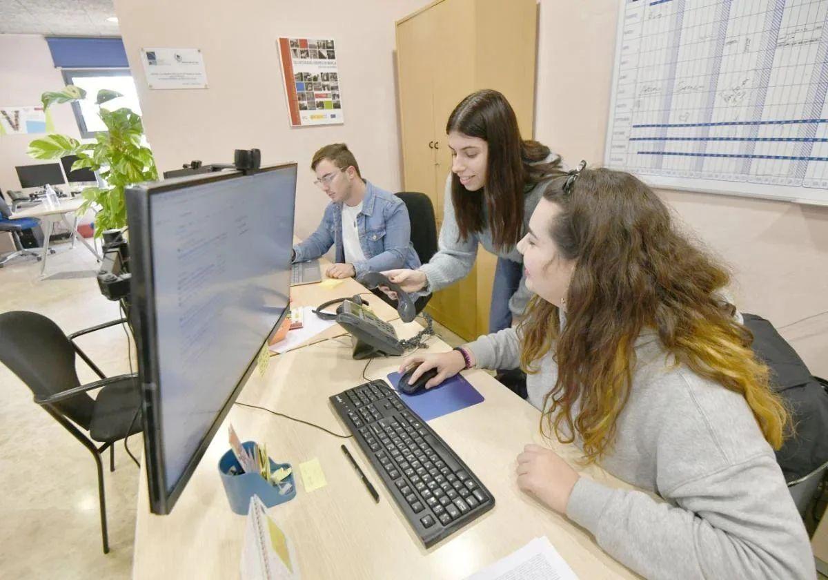 Tres estudiantes de la UMU realizan prácticas en el Centro Social Universitario, en una imagen de archivo.