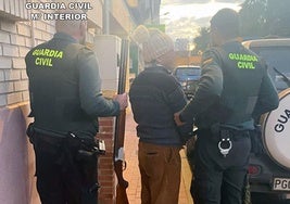 Los agentes de la Benemérita con el detenido.