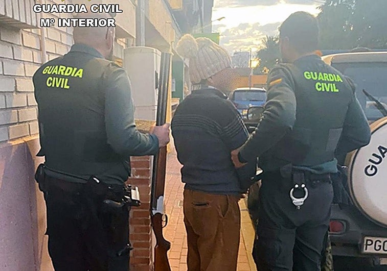 Los agentes de la Benemérita con el detenido.