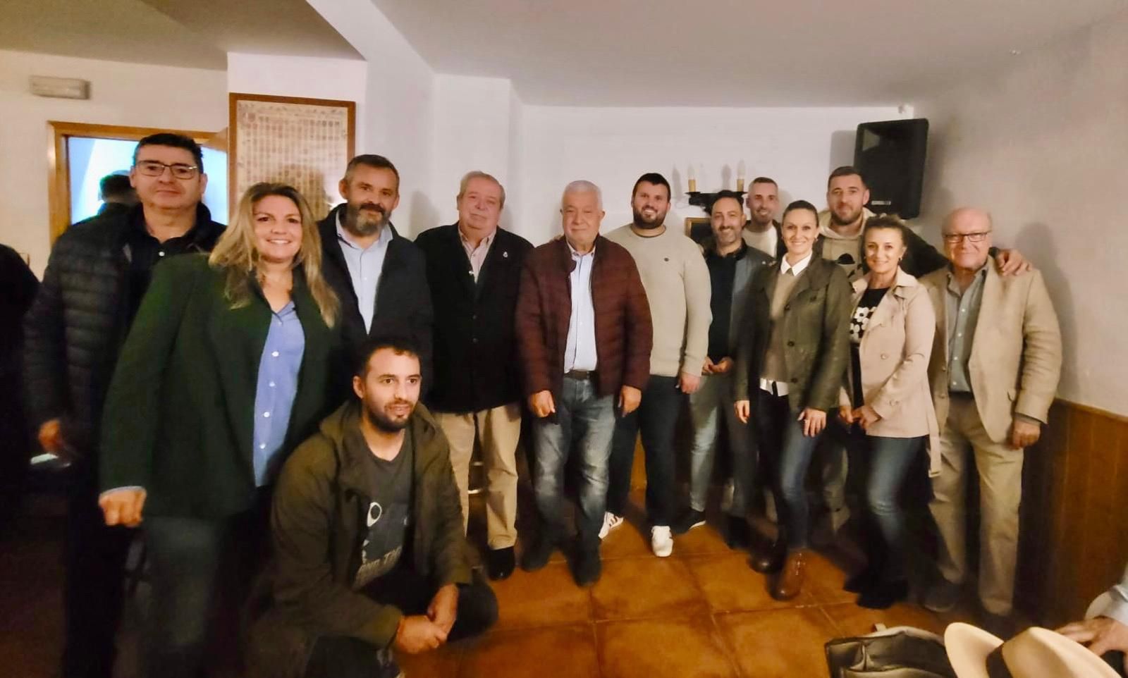 Juan José Sánchez, en el centro, junto al hermano mayor y el sercretario de la Comisión de Festejos.