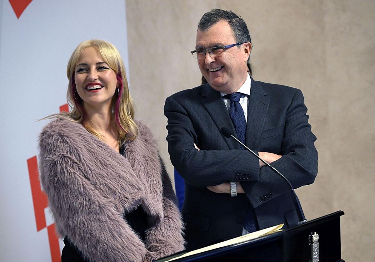 La cantante KUVE junto al alcalde de Murcia, José Ballesta, este jueves.