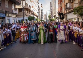 Embajadores y Armengola, el año pasado, durante el desfile del Medio Año Festero.