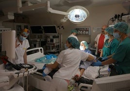 Profesionales sanitarios durante una intervención.