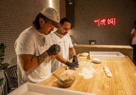 Jie Lin Wu y David Zapata preparan dumplings en su restaurante Madre Tigre.