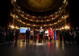 El alcalde de Murcia, José Ballesta, junto a la directora de la Compañía Nacional de Danza, Muriel Romero.