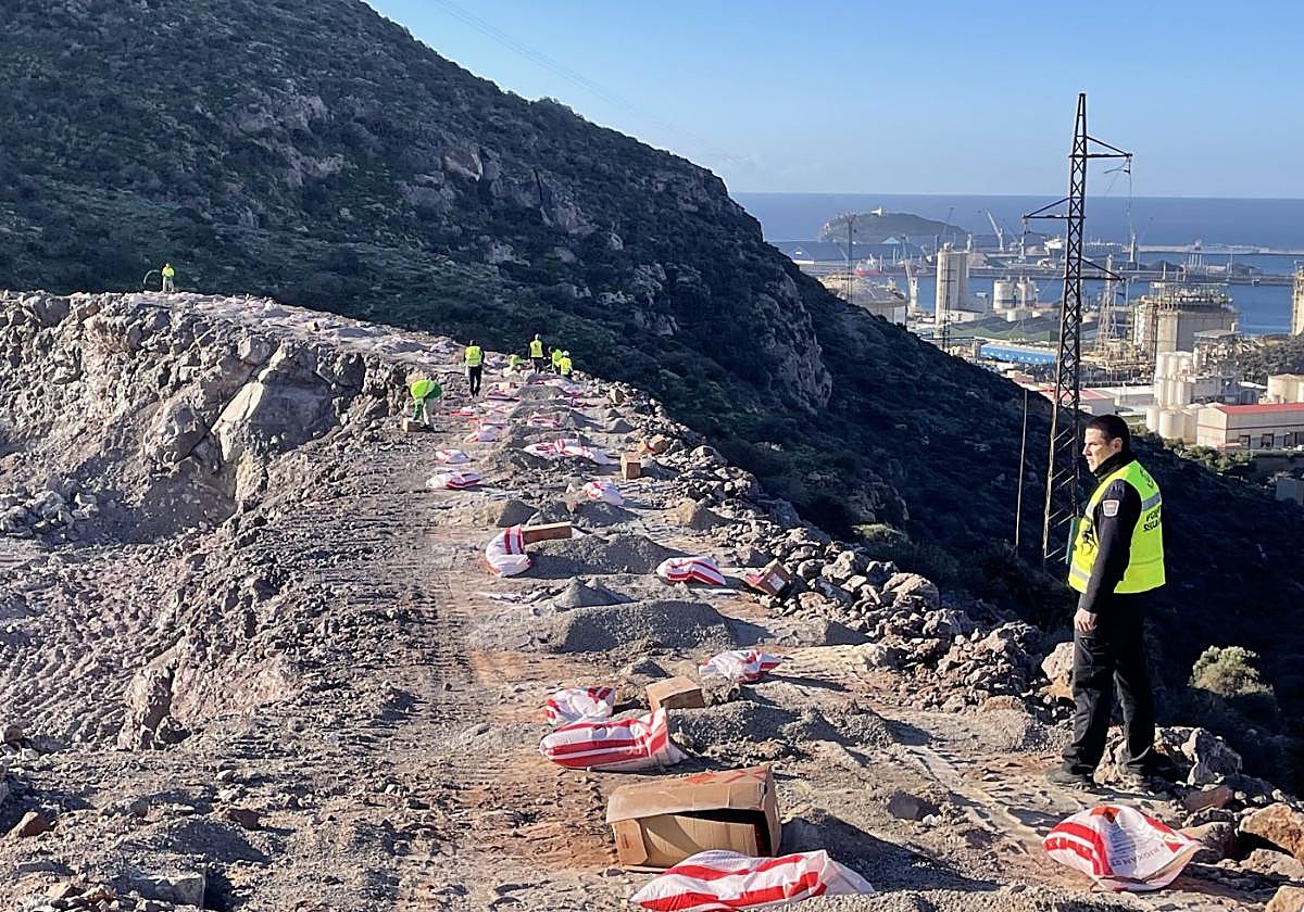 Alumnos y efectivos de seguridad, en la preparación de los explosivos, en una cantera de Escombreras.