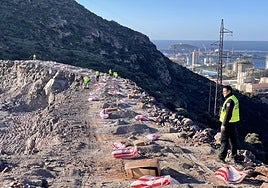 Alumnos y efectivos de seguridad, en la preparación de los explosivos, en una cantera de Escombreras.