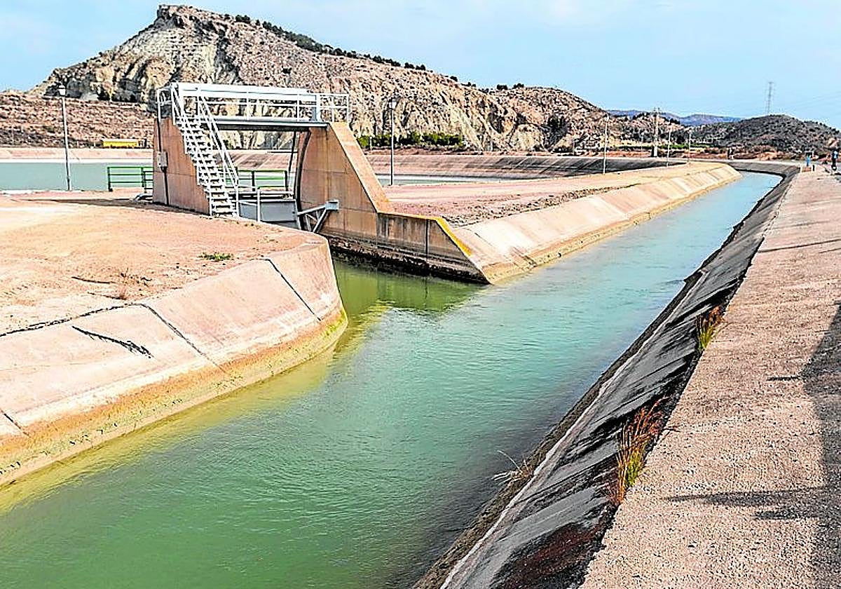 Canal del postrasvase Tajo-Segura, a su paso por Alhama.